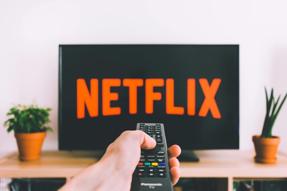 Netflix va transmite posturi TV în Franţa. Platforma le va oferi acces abonaţilor francezi la canalele TV ale grupului TF1
