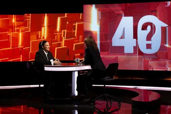 „Câte clase aveţi?”, „V‑aţi dorit vreodată să nu fiţi fiica lui Florin Salam?”. Betty Salam, faţă în faţă cu Denis Rifai