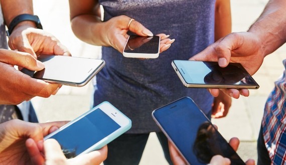 Analiză CJI. Şase ore pe zi pe reţelele sociale: media de consum a adolescenţilor români pe timpul verii