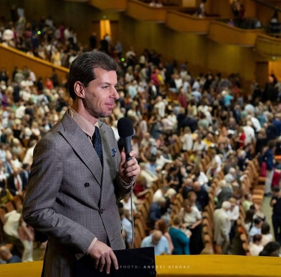 INTERVIU. Marius Constantinescu, jurnalist TVR şi gazda Festivalului George Enescu: „Nu aveam o voce în vreun fel specială, nu aveam aluatul interior pentru a urca pe o scenă” 
