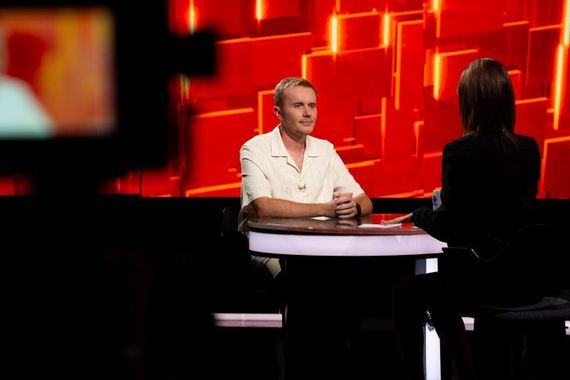„Cât timp aţi stat în arest în Ungaria?”, „Cine plăteşte mai bine: Mircea Bravo sau BRomania?”. Comediantul Ionuţ Rusu, faţă în faţă cu Denise Rifai