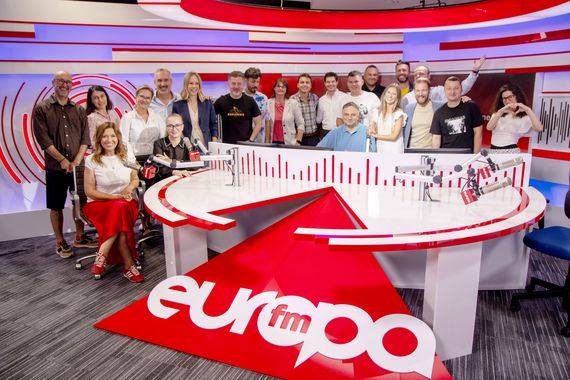 Europa FM, grila de toamnă. Studio nou, emisiune nouă în weekend şi jurnalistul Sebastian Zachmann se alătură echipei 