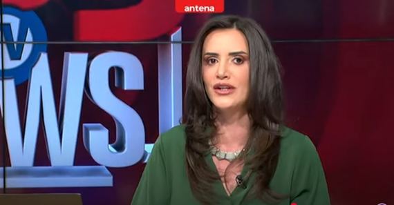 Mara Bănică prezintă Spynews TV Live. Emisiunea aduce o rubrică dedicată stilului şi modei, comentată de Raluca Bădulescu