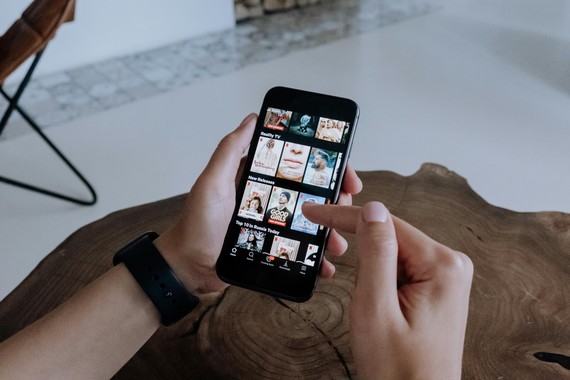 Netflix îmbunătăţeşte funcţia „Moments” pentru clipuri video scurte. Noua opţiune a fost lansată odată cu partea a doua a sezonului 2 al serialului „Wednesday”
