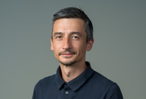 Interviu cu Cristian Ilişuan, regizorul „Vecina”. „Cea mai mare provocare e să împleteşti 4 poveşti diferite de viaţă într-un film care să aibă sens şi ritm bun”