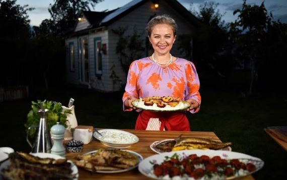 „Se poate şi la grătar”, o nouă emisiune cu Prăjiturela la TV Paprika. Plus sezon nou „De la fermă în farfurie, cu Prăjiturela”