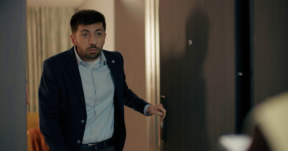 Mircea Bravo a lansat „Vecina”, o comedie cu investiţie de peste 1 milion de euro. „Vremea rea din aprilie ne-a obligat să schimbăm filmările şi a adus costuri suplimentare”