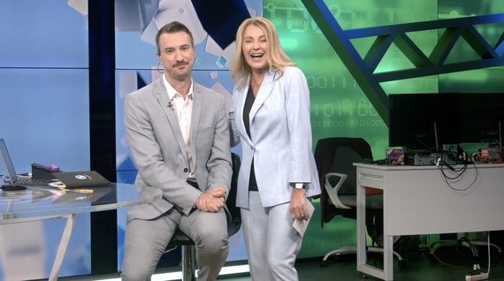 Surpriză la EuroNews. Cum a intrat Nadia Comăneci din turul redacţiei direct peste ştiri. "O legendă poate întrerupe ştirile". VIDEO cu momentul
