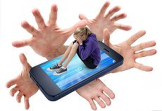 Cum îi protejăm pe tineri de pericolele de pe net şi de pe TikTok? Părinţii arată către şcoală. "Nu ne-am bazat niciodată pe frică sau control". Ce ar funcţiona?