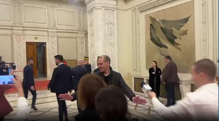 Incident în Parlament: Un angajat al Guvernului împinge jurnaliştii care încearcă să-i pună întrebări premierului Ilie Bolojan