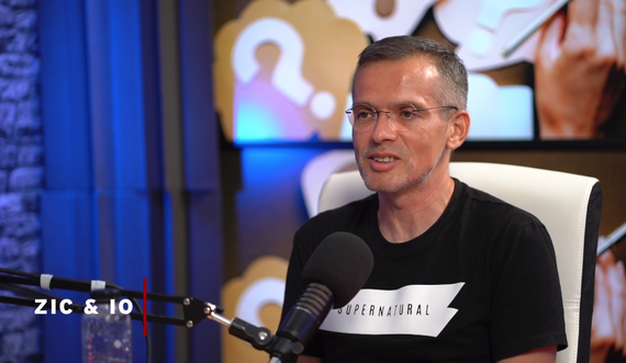 TVR. Imagini dezolante din Redacţia Ştiri: Pereţi scorojiţi, tavane lipsă şi găuri în pereţi. Adelin Petrişor şi un semnal de alarmă