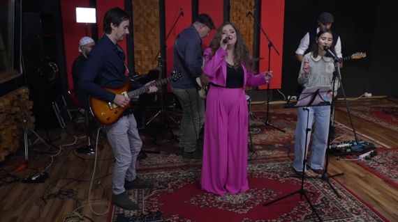 VIDEO: Colaj folcloric inedit de sărbători lansat de o concurentă de la Trădătorii. Combină cinci stiluri. Din Muntenia în Ţinutul Secuiesc