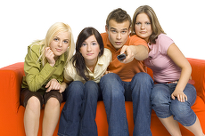 STUDIU. În perioade agitate politic şi social, media clasică recâştigă teren. Influencerii, reţelele sociale şi AI-ul scad din popularitate