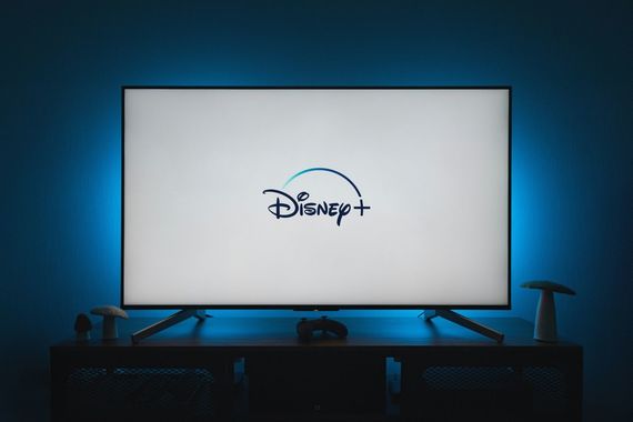 Disney+ anunţă primele titluri din 2026. Un serial cu Ashton Kutcher, o producţie inspirată de Povestea Slujitoarei şi continuări ale The Bear, Star Wars şi Daredevil