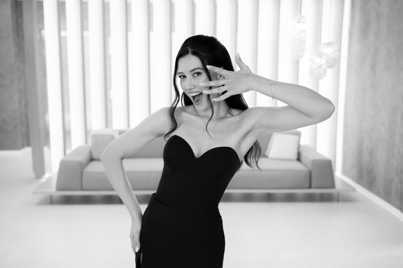 Se lansează un film scris de o prezentatoare TV de la Metropola, cu actori din Game of Thrones şi Casa del Papel! Şi cu românca din Tânărul Papă
