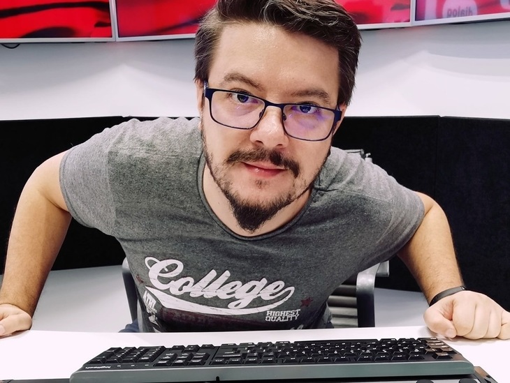 VIDEO. Un om de radio cu 20 de ani de experienţă lansează un radio "chillout" - Lounge Avenue. În trecut, a fost la Românii au talent şi la America's Got talent cu un moment emoţionant