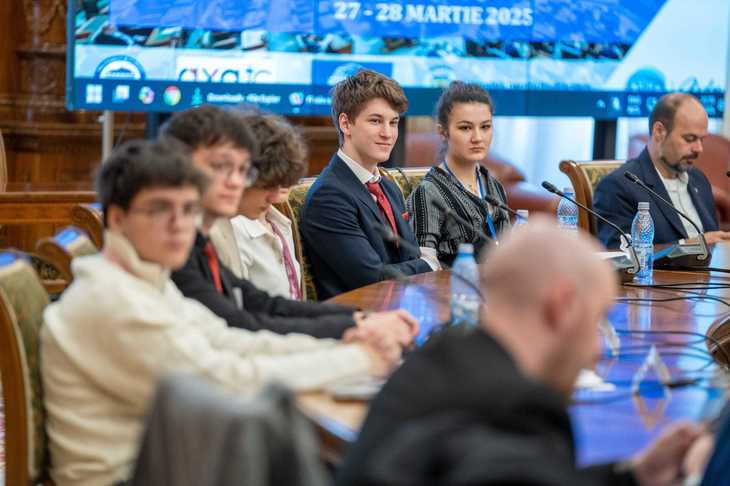 RECOMANDARE. România găzduieşte în premieră prestigiosul turneu internaţional de dezbateri Cambridge pentru liceeni