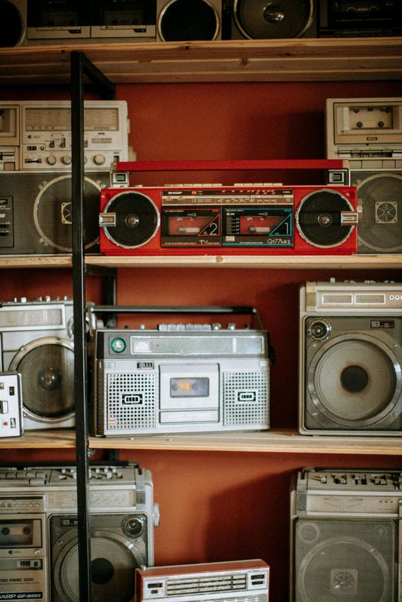 Pregătiţi casetofoanele! Un nou post de radio începe să emită în Bucureşti. Cine face matinalul. Cum arată grila. Toate detaliile