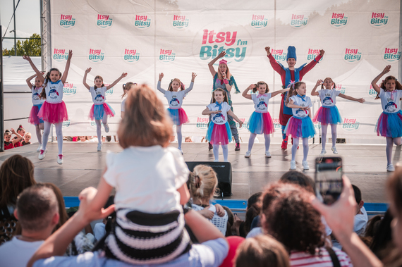Radio Itsy Bitsy, eveniment pentru cei mici în Parcul Lumea Copiilor. Dana Rogoz şi Roxana Ciuhulescu invitate