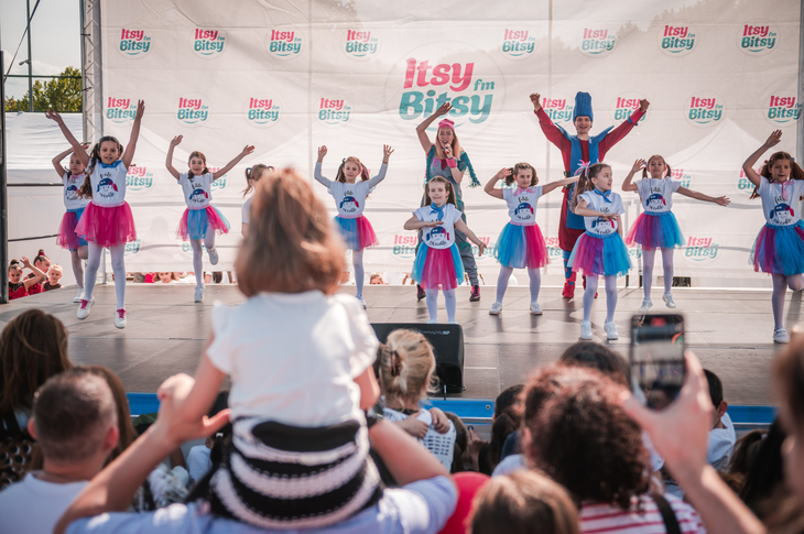 Radio Itsy Bitsy, eveniment pentru cei mici în Parcul Lumea Copiilor. Dana Rogoz şi Roxana Ciuhulescu invitate