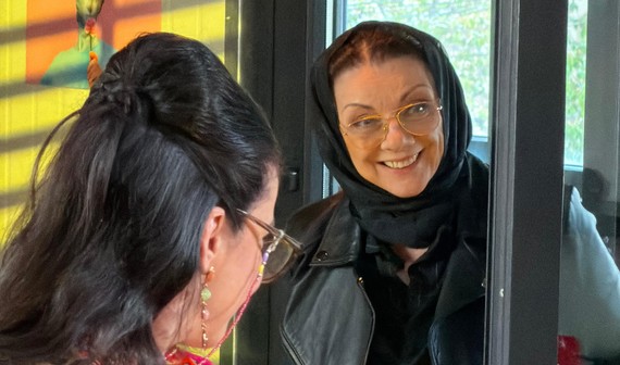 Mihaela Rădulescu, Dorian Popa şi Carmen Tănase, într-un serial-reclamă făcut de o firmă de cosmetice. Formatul e special