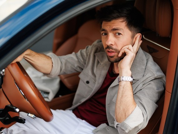 Influencerul Mircea Bravo mai face un film. Ce rol joacă în producţia „Băiat de milioane"?