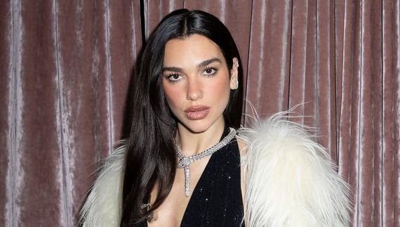 Dua Lipa acuză Samsung că i-a folosit imaginea în mod ilegal. Artista cere mii de dolari despăgubiri în instanţă
