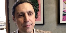 Recunoaşteţi personajul? Acum aproape zece ani se auzea la radio în magazine