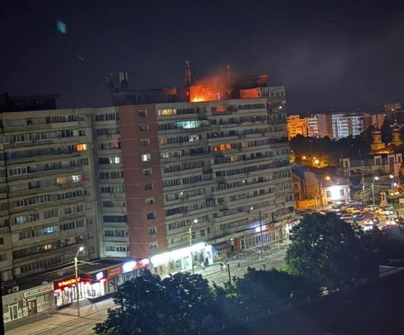 România este în Breaking News. O dronă s-a prăbuşit pe un bloc în Galaţi 