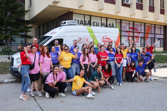 UM România şi-a închis biroul pentru o zi. Angajaţii au gătit şi au făcut voluntariat la cantina socială a asociaţiei Şansa Ta