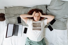 STUDIU. Cât îi costă meseria pe jurnalişti? Aproape jumătate dintre jurnaliştii români suferă de burnout. 92% spun că sănătatea mintală este un subiect ignorat în redacţii