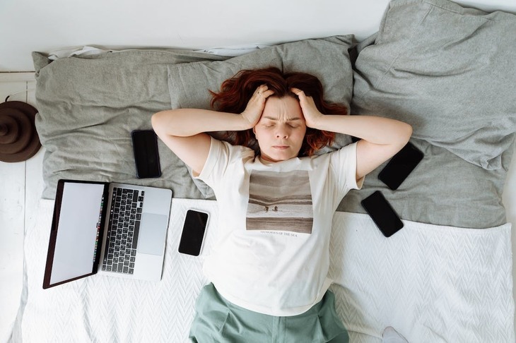 STUDIU. Cât îi costă meseria pe jurnalişti? Aproape jumătate dintre jurnaliştii români suferă de burnout. 92% spun că sănătatea mintală este un subiect ignorat în redacţii