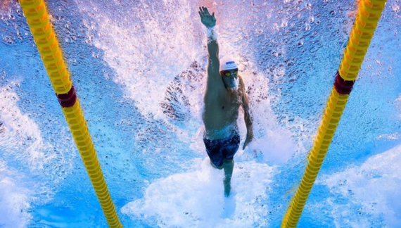 David Popovici concurează la Campionatele Europene. Cine transmite competiţia şi când înoată campionul român