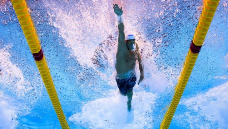 David Popovici concurează la Campionatele Europene. Cine transmite competiţia şi când înoată campionul român