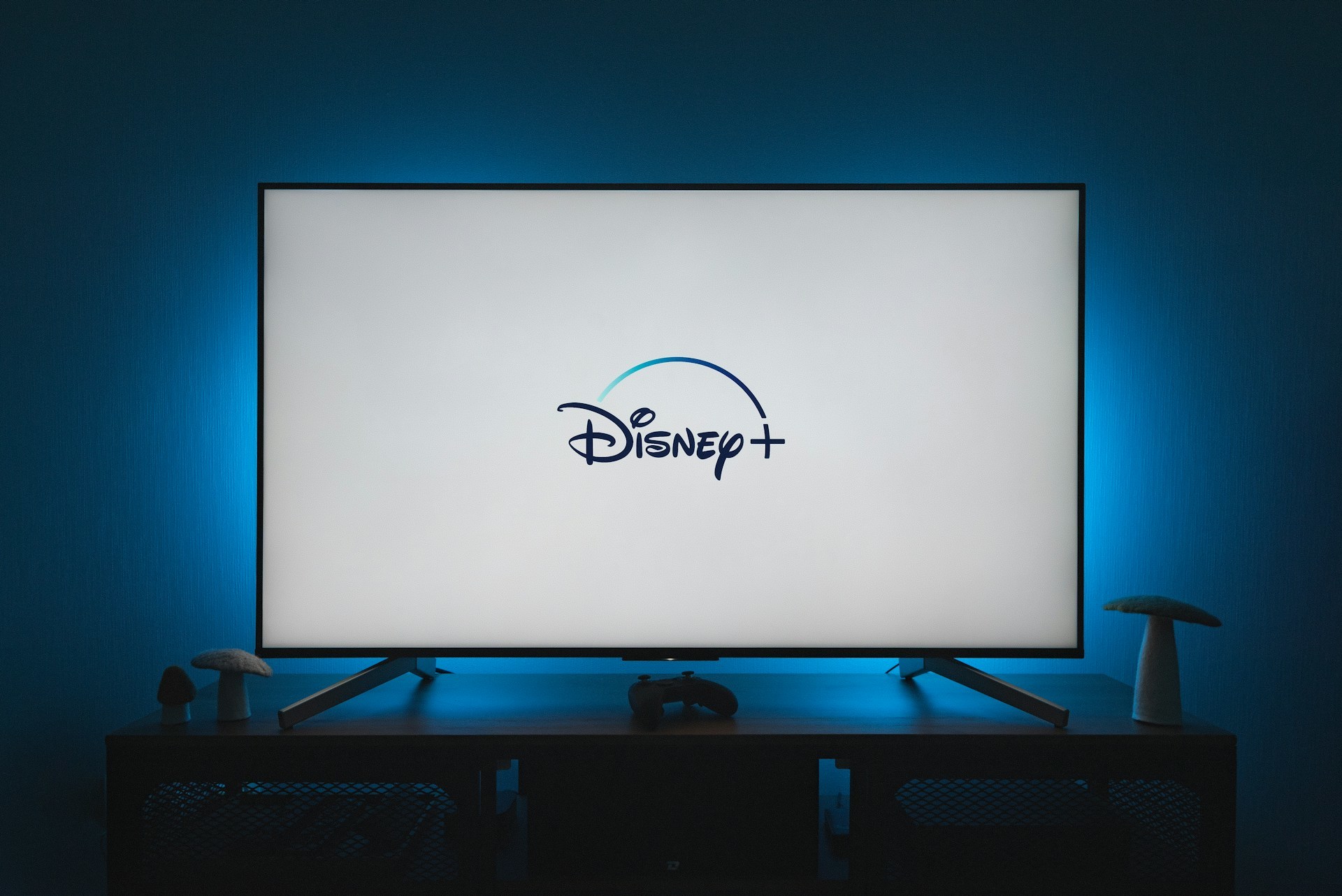 Max Verstappen se întrece cu 100 de sportivi, streameri şi creatori de conţinut într-o cursă transmisă live pe Disney+. Când are loc „Max vs 100”