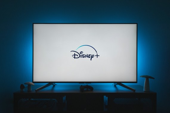 Max Verstappen se întrece cu 100 de sportivi, streameri şi creatori de conţinut într-o cursă transmisă live pe Disney+. Când are loc „Max vs 100”