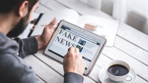 Profesorii intră la „şcoala” anti-fake news. Curs gratuit despre AI, algoritmi şi dezinformare