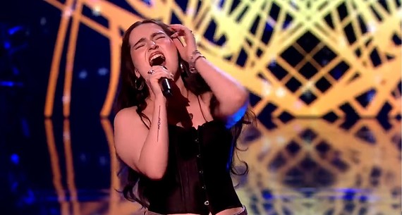 A întors toate scaunele! Românca care i-a cucerit pe juraţii de la The Voice UK. A început la Next Star cu Dan Negru, acum mulţi ani