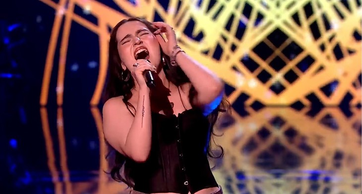 A întors toate scaunele! Românca care i-a cucerit pe juraţii de la The Voice UK. A început la Next Star cu Dan Negru, acum mulţi ani