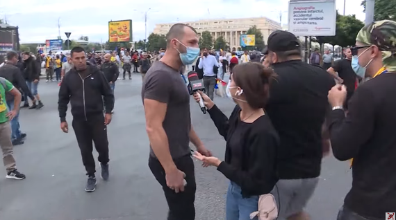 VIDEO. Echipa Realitatea Plus, agresată în Piaţa Victoriei. Jandarmii caută agresorii
