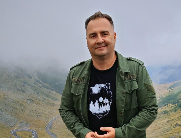 Rareş Năstase, de la Pro TV, vine live la OBAE ca un duş rece. Îşi lansează prima carte. Totul despre volum şi nu numai