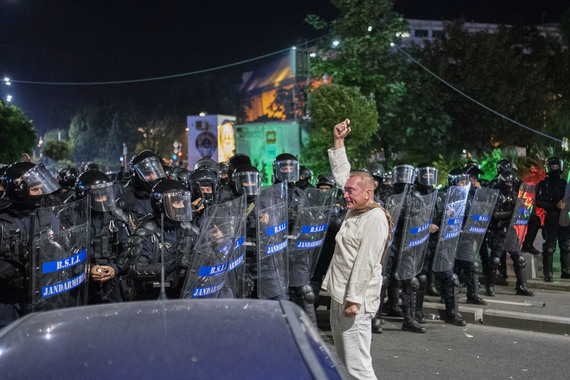 „Dirijorul în alb” de la miting i-a reclamat la CNA pe Oreste şi pe Rareş Bogdan. Realitatea, amendată. Cu cât?