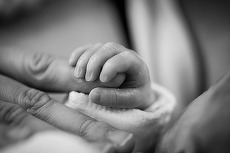 Posturi TV somate pentru că "au încurcat borcanele" în două cazuri de naştere acasă. Membru CNA: „Mi se pare că nimic nu aţi vrut să învăţaţi din acea găluşcă înghiţită cu Elon Musk”