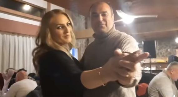 Scandalul soţilor Şoşoacă a ajuns şi la CNA. O jurnalistă Naşul TV s-a plâns de ameninţări cu moartea după ce televiziunile au dat imagini cu ea dansând cu Silvestru Şoşoacă