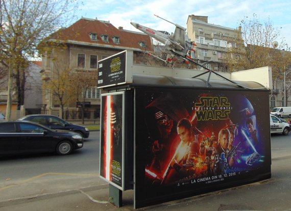 PROMOVARE. Zeci de staţii RATB, "invadate" de navetele Star Wars. Soldaţii Stormtrooper, pe asfalt în centrul oraşului