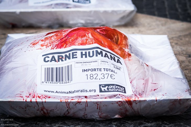 FOTO. O campanie şocantă pro vegani: oameni dezbrăcaţi şi aşezaţi în ambalaje de carne