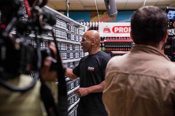 GALERIE FOTO. Mike Tyson a filmat o reclamă cu Black Energy la Profi. Retailerul contribuie la bugetul media