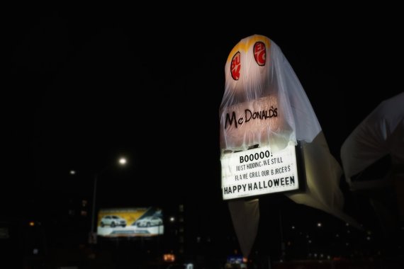 VIDEO. Înţepături la concurenţă: Burger King, costumat în fantoma McDonalds, într-o campanie de Halloween