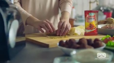 VIDEO. De prin reclame. Absurd: cum stau sărmăluţele mai mult la fiert decât în farfurie. Se poate şi invers?