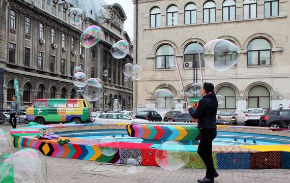 PROIECT INEDIT. Fântâna de la Universitate, în haine croşetate de 7UP